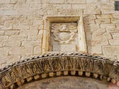 L�area soprastante l�architrave, un�epigrafe commemorativa ricorda come nel 1647 questa chiesa fosse addirittura un �tempio abbaziale�, ovvero di importanza pari a quella di un�abbazia